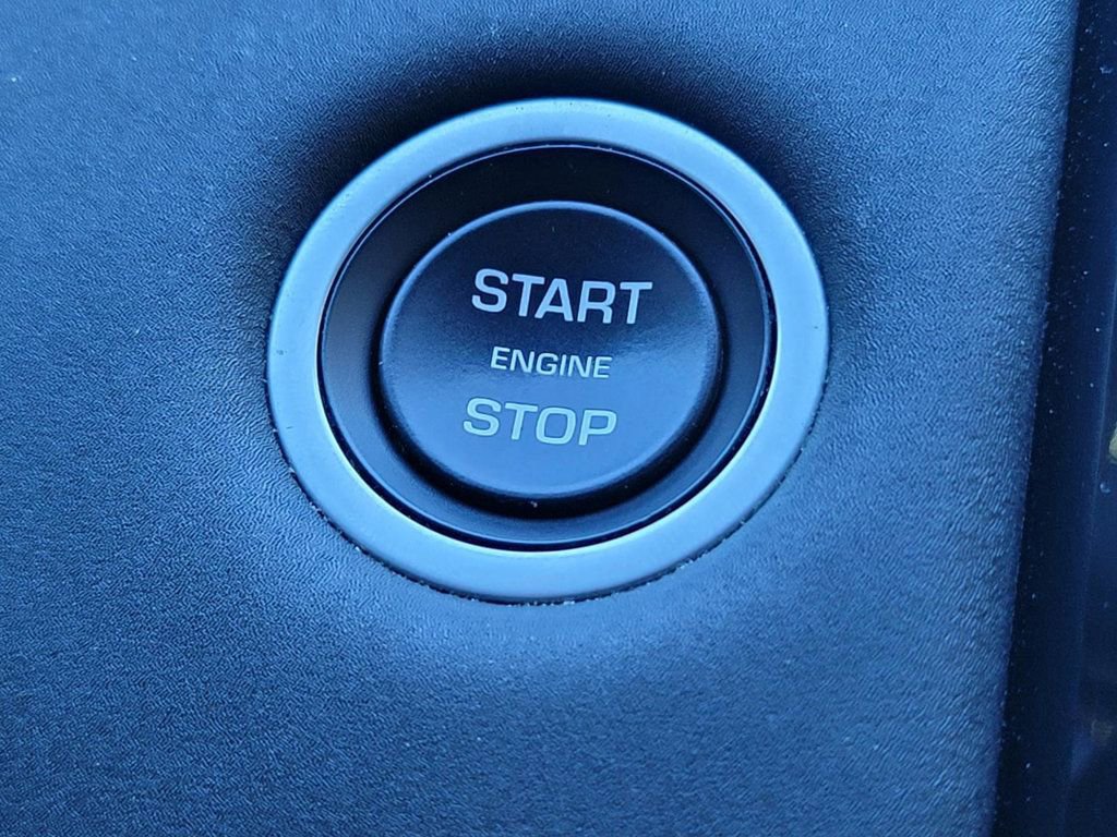 Used 2020 Land Rover Discovery SE image 25