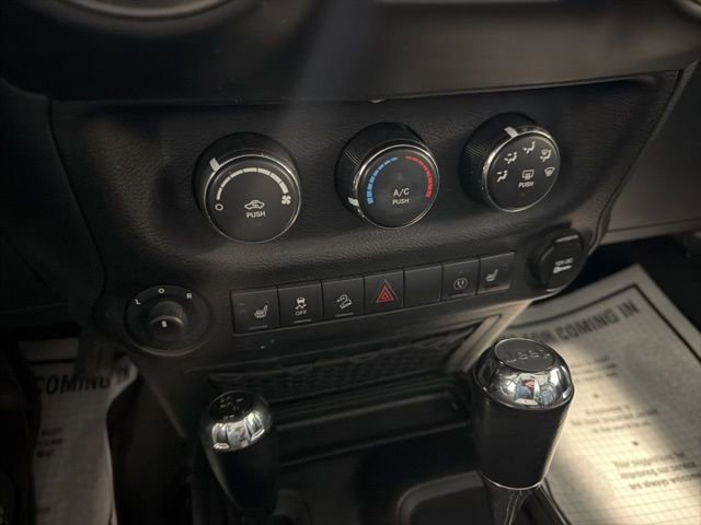 Used 2017 Jeep Wrangler Unlimited Rubicon w/ Connectivity Group image 19