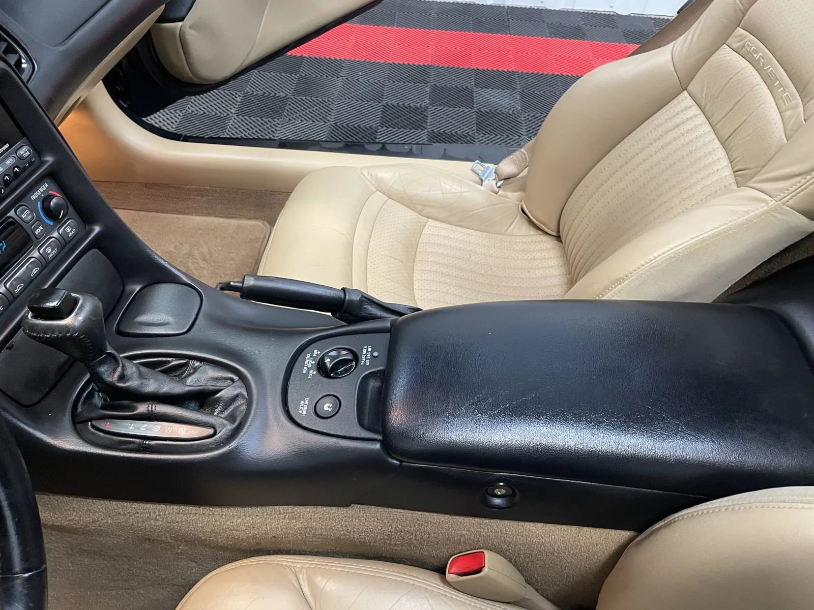 Used 2000 Chevrolet Corvette Coupe w/ Roof Pkg RWD image 32