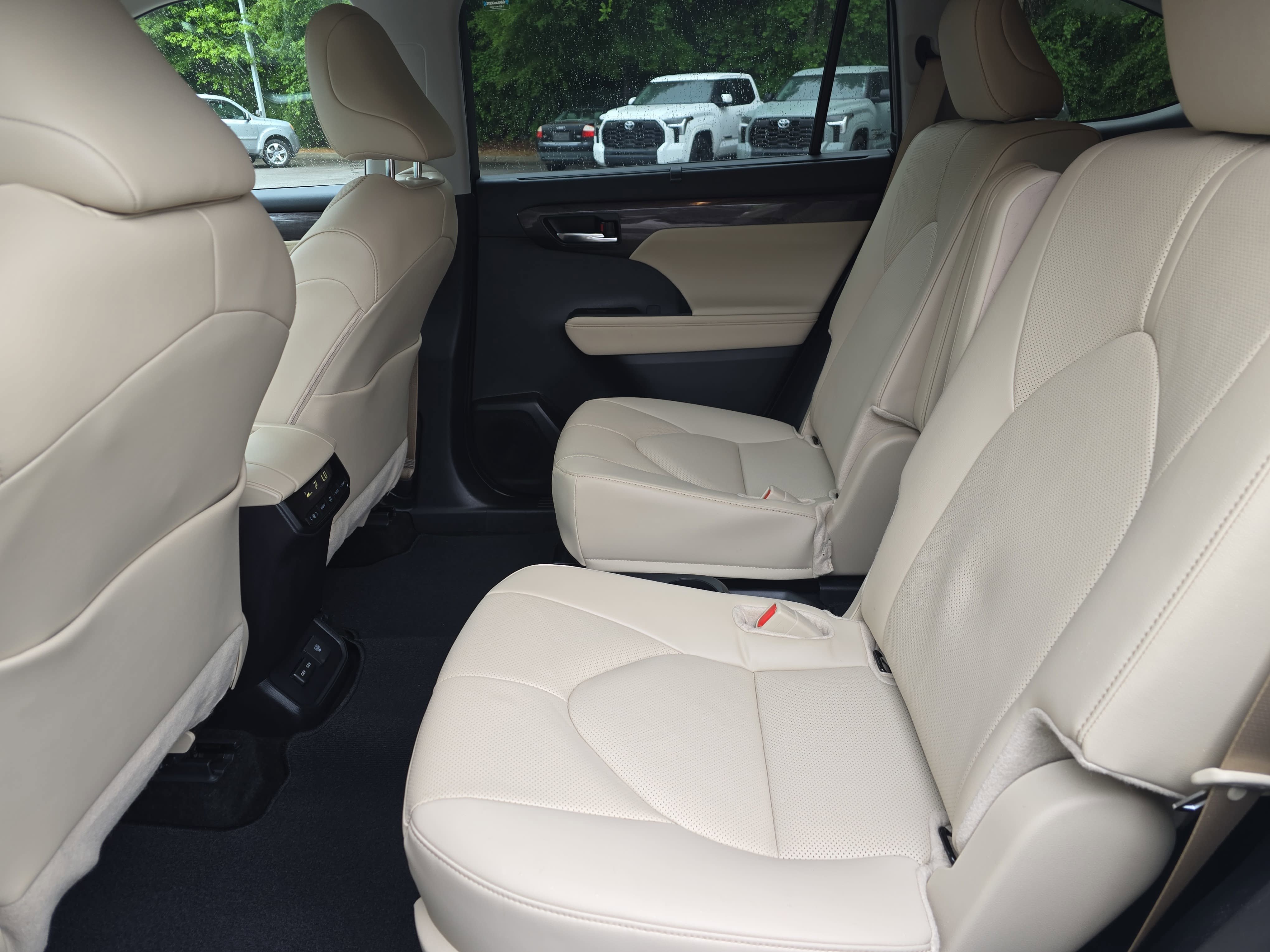 Used 2024 Toyota Highlander Limited AWD/4WD image 16
