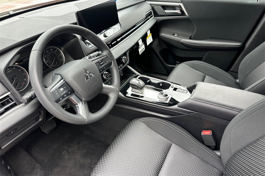 New 2025 Mitsubishi Outlander ES image 11