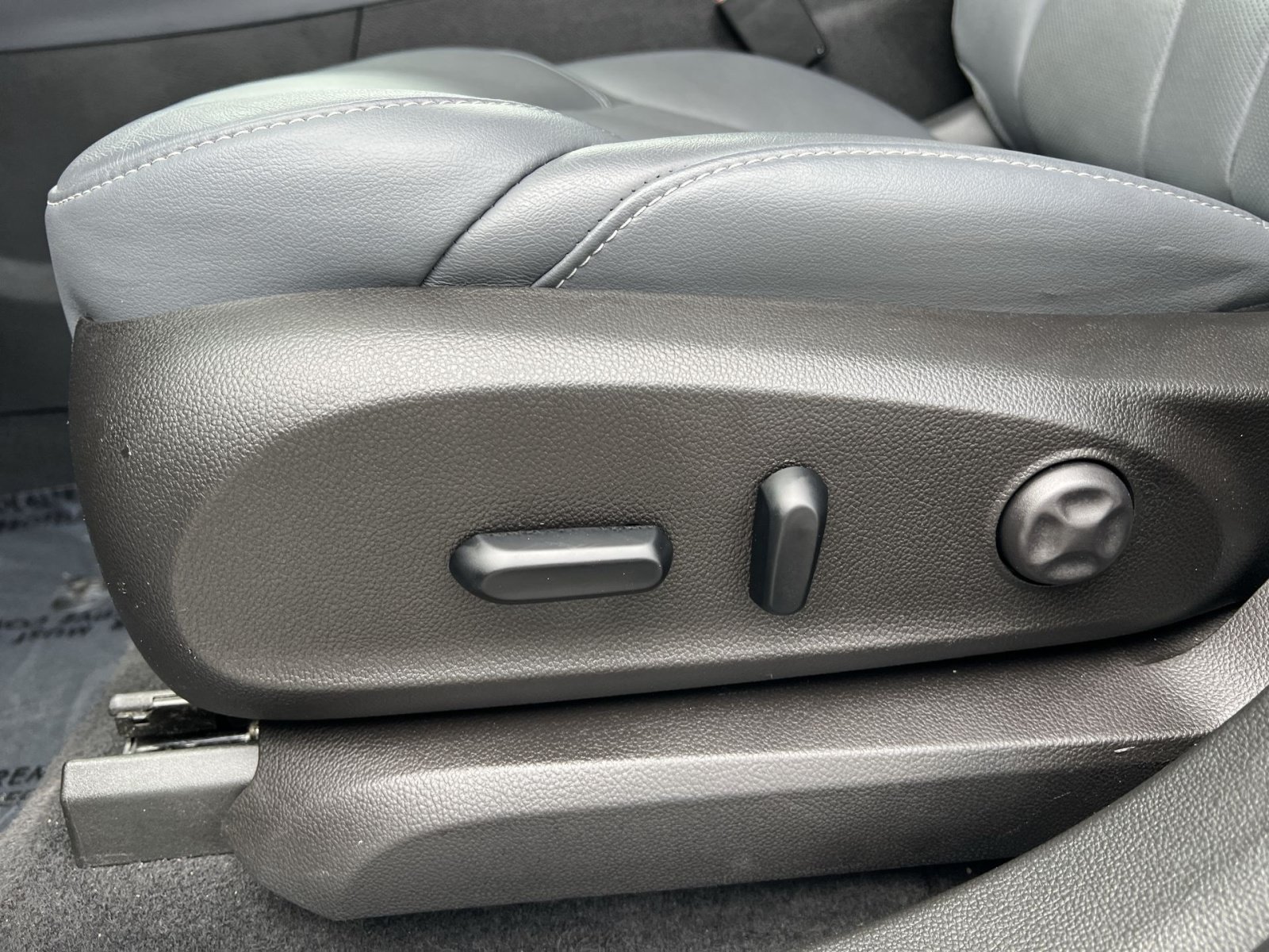 Used 2019 Buick Envision Essence w/ LPO, Road Trip Package FWD image 14