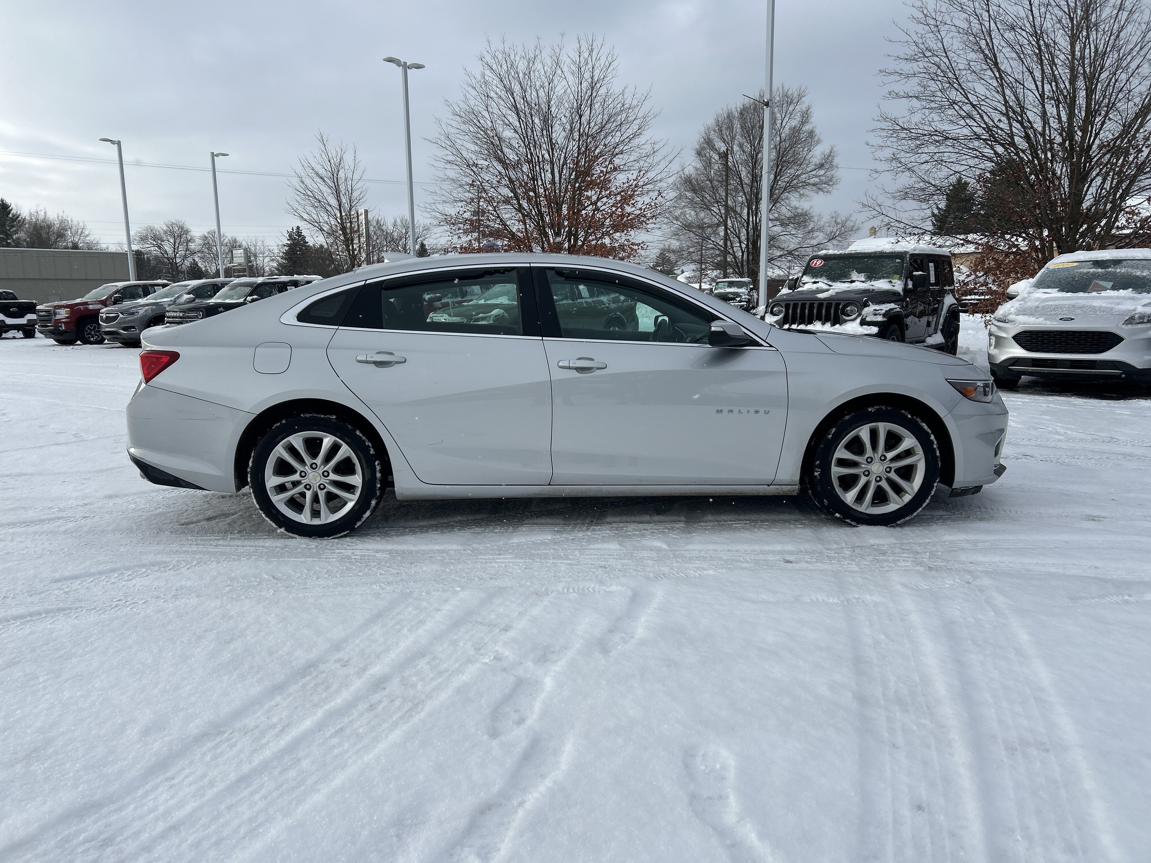 Used 2018 Chevrolet Malibu LT image 2