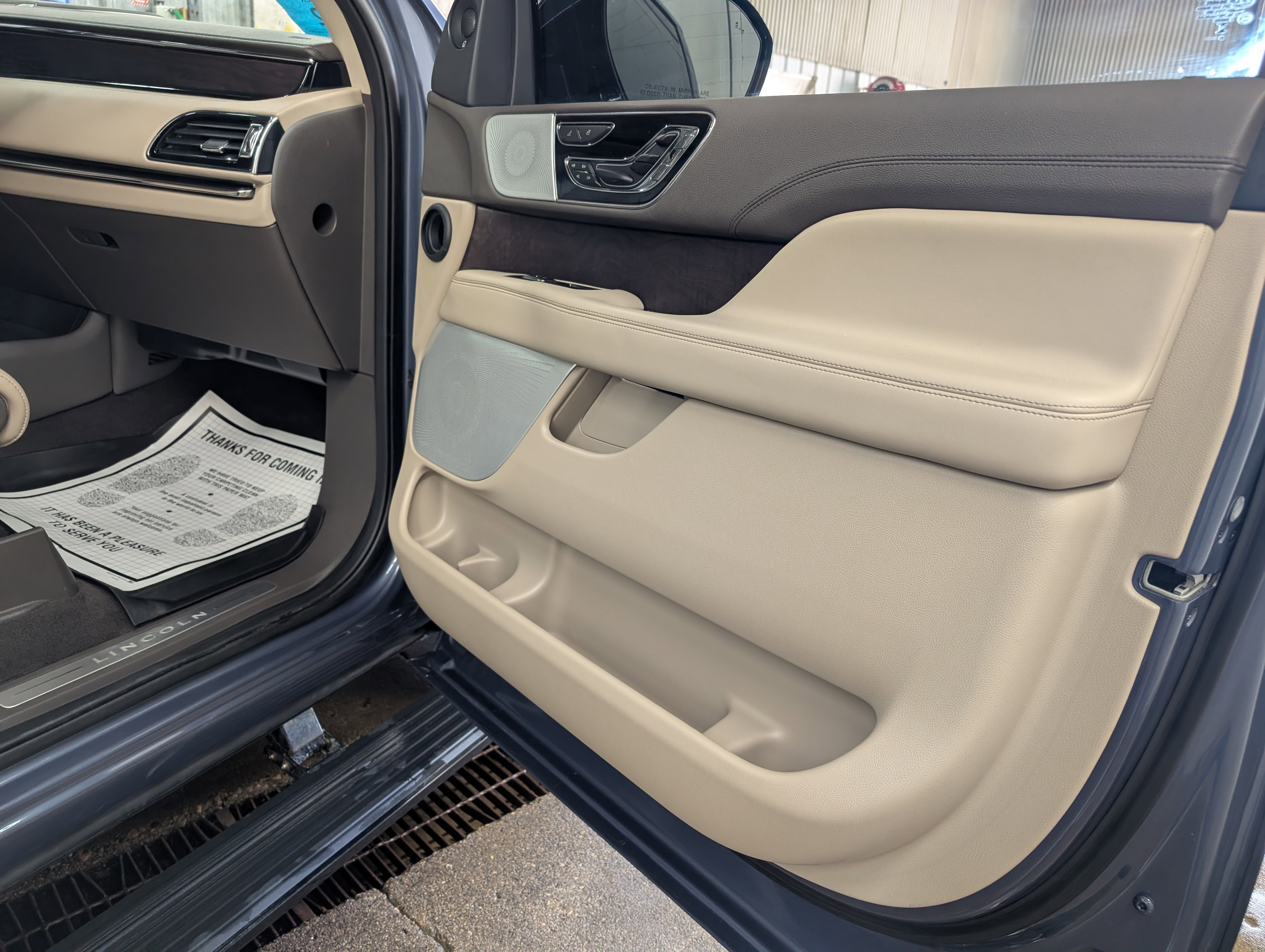 Used 2023 Lincoln Navigator Reserve AWD/4WD image 4