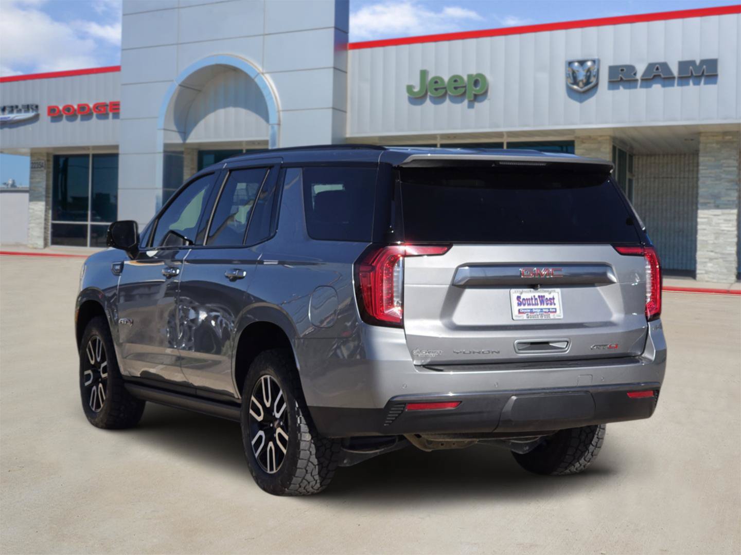 Used 2024 GMC Yukon AT4 AWD/4WD image 4