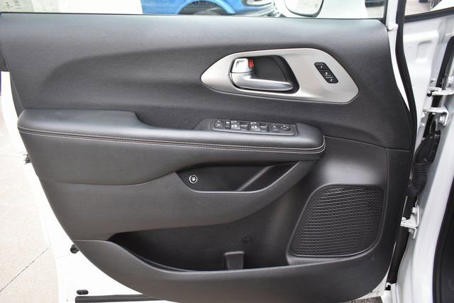 Used 2021 Chrysler Pacifica Limited w/ S Appearance Package image 14