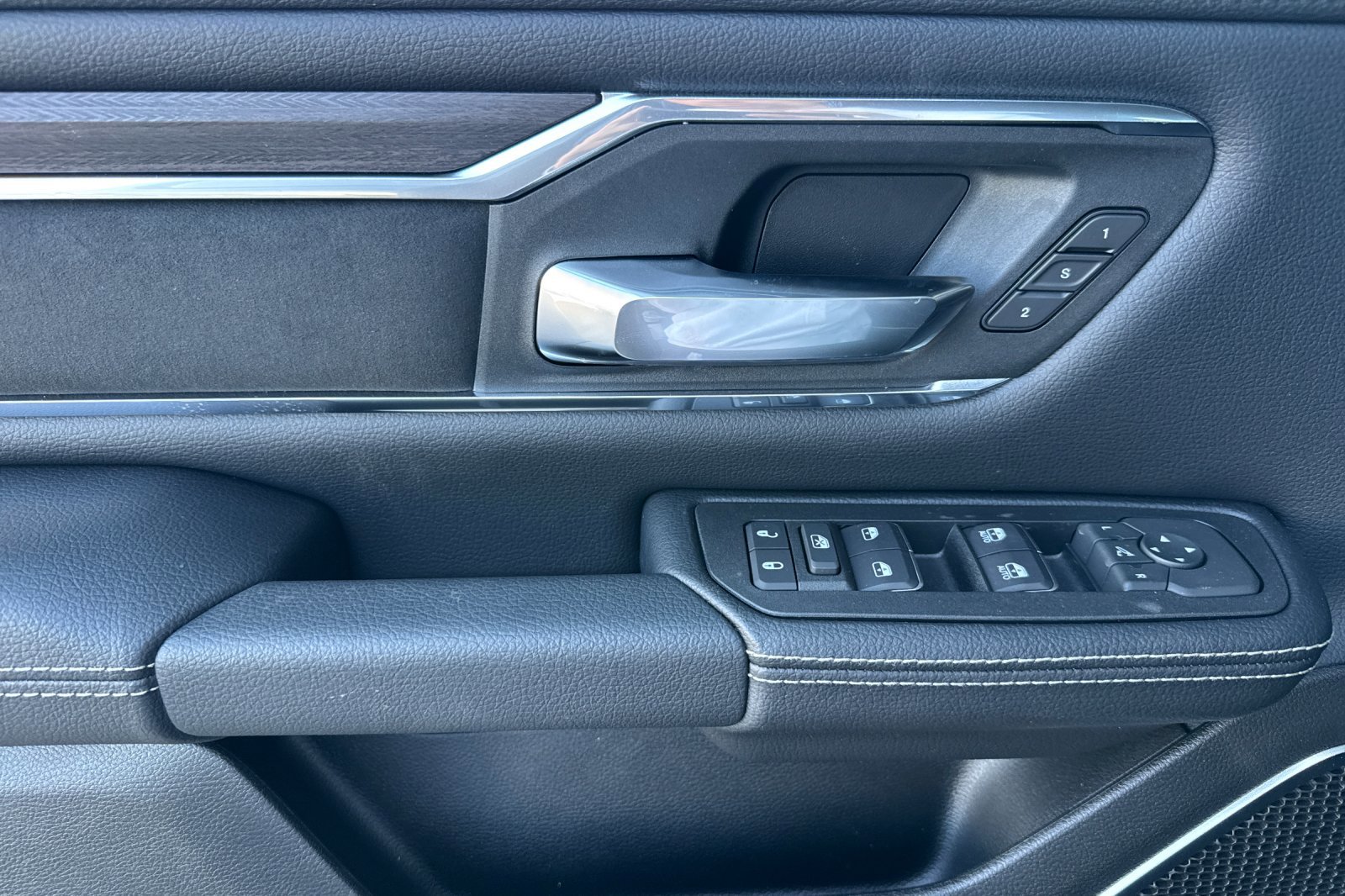 New 2026 RAM 1500 Laramie AWD/4WD image 10