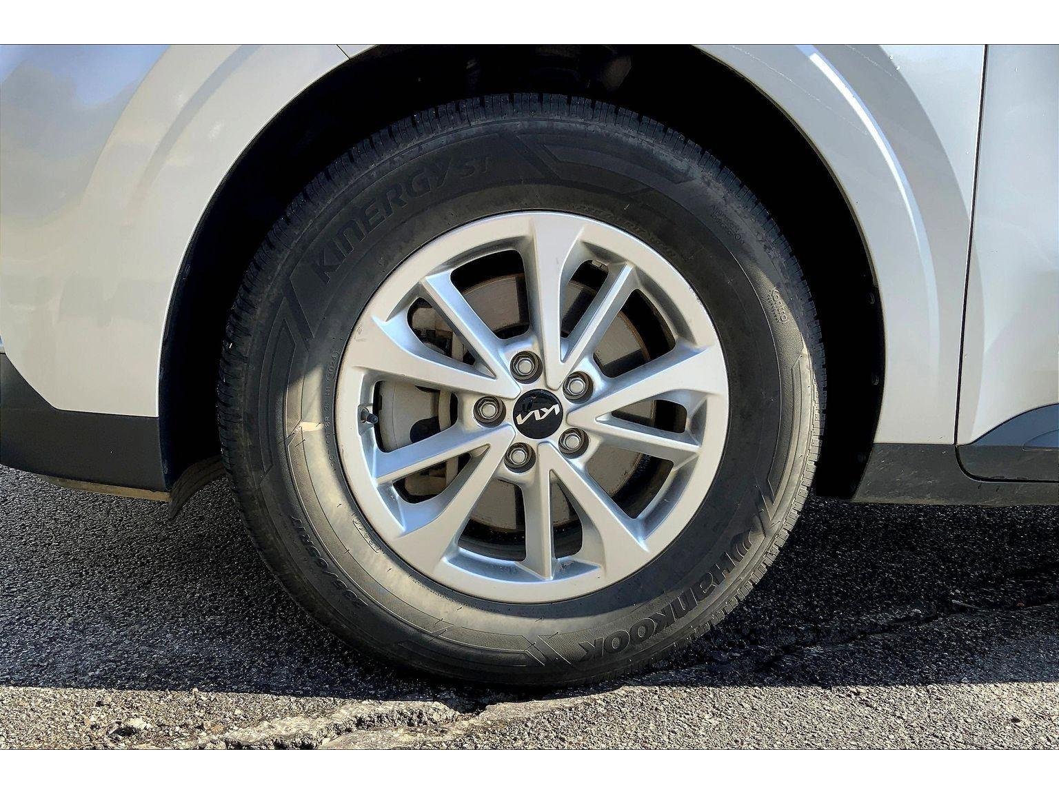 Used 2023 Kia Carnival LX image 9