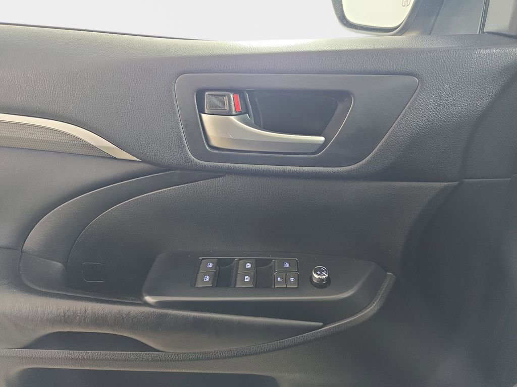 Used 2017 Toyota Highlander SE image 32