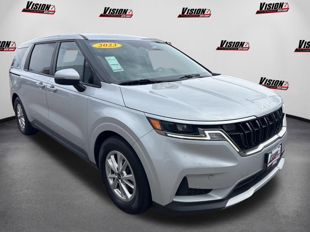 Used 2023 Kia Carnival LX FWD image 3