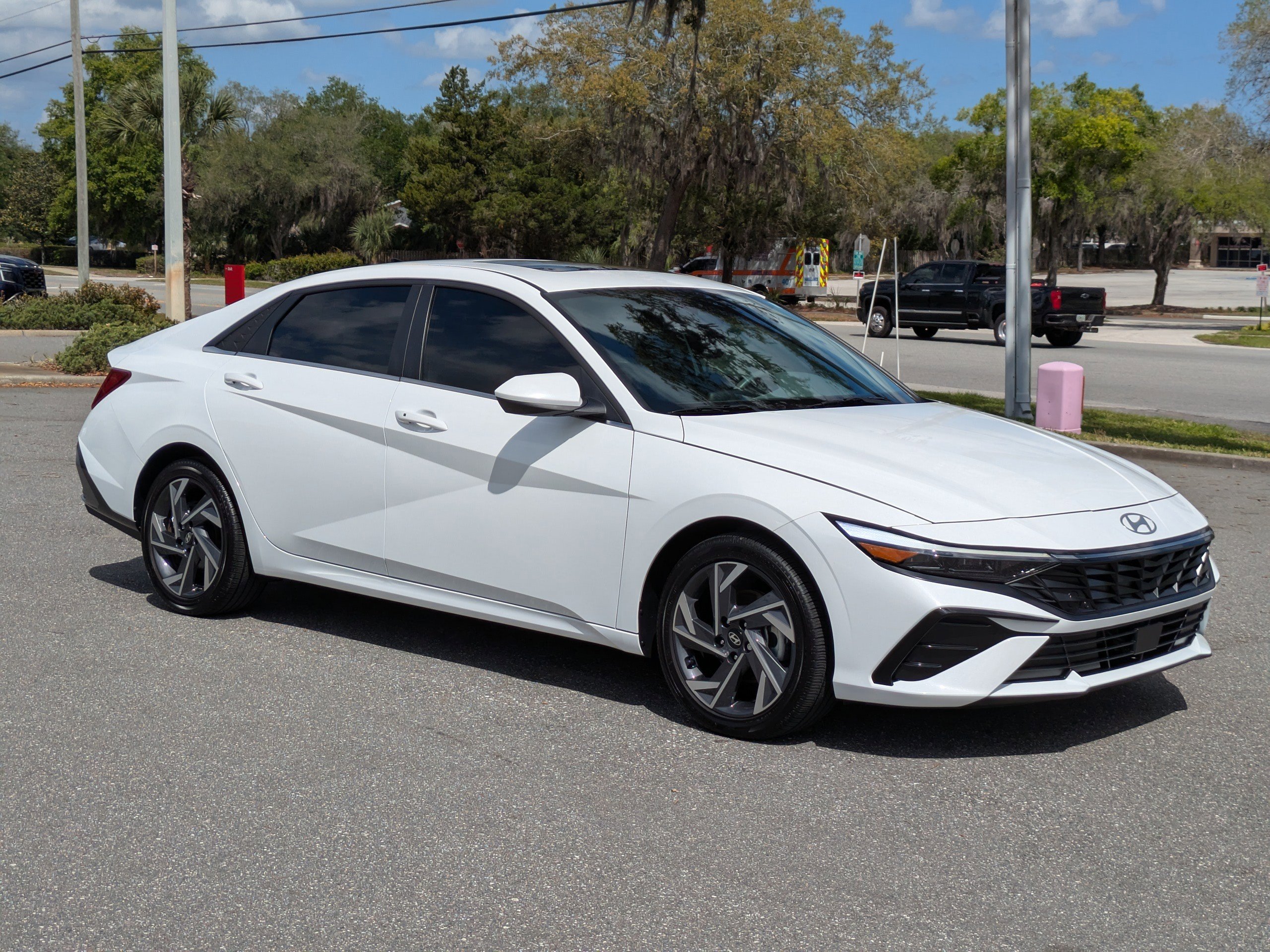 Used 2025 Hyundai Elantra SEL image 2