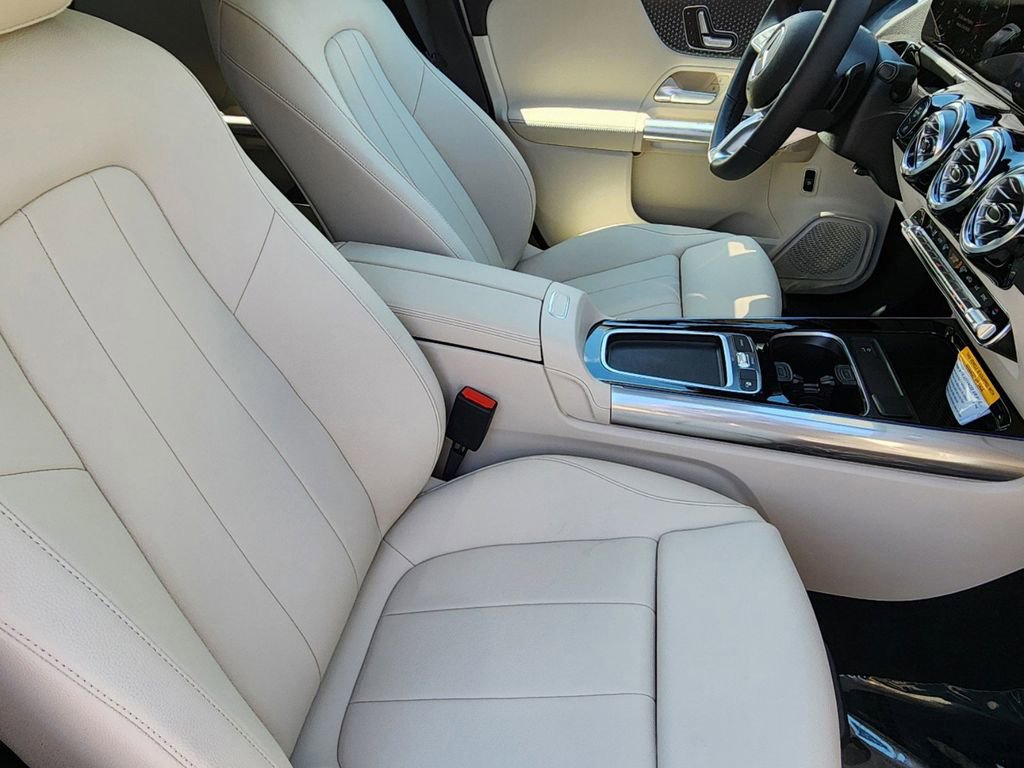 Used 2025 Mercedes-Benz GLA 250 4MATIC image 19