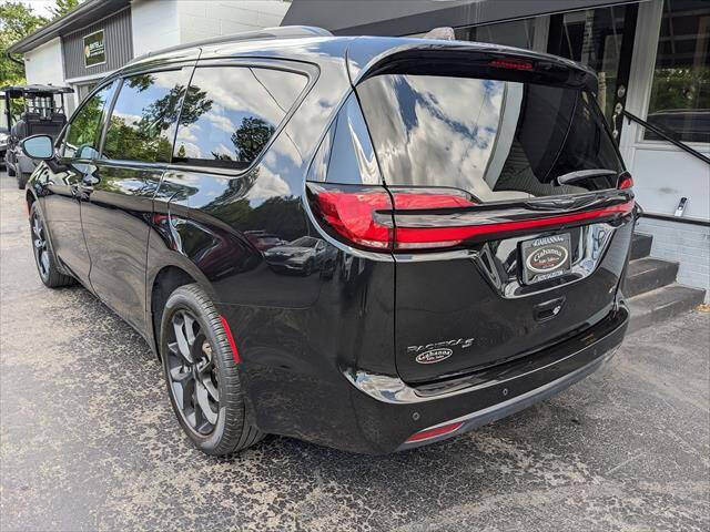 Used 2023 Chrysler Pacifica Touring-L w/ Uconnect Theater Family Group AWD/4WD image 3