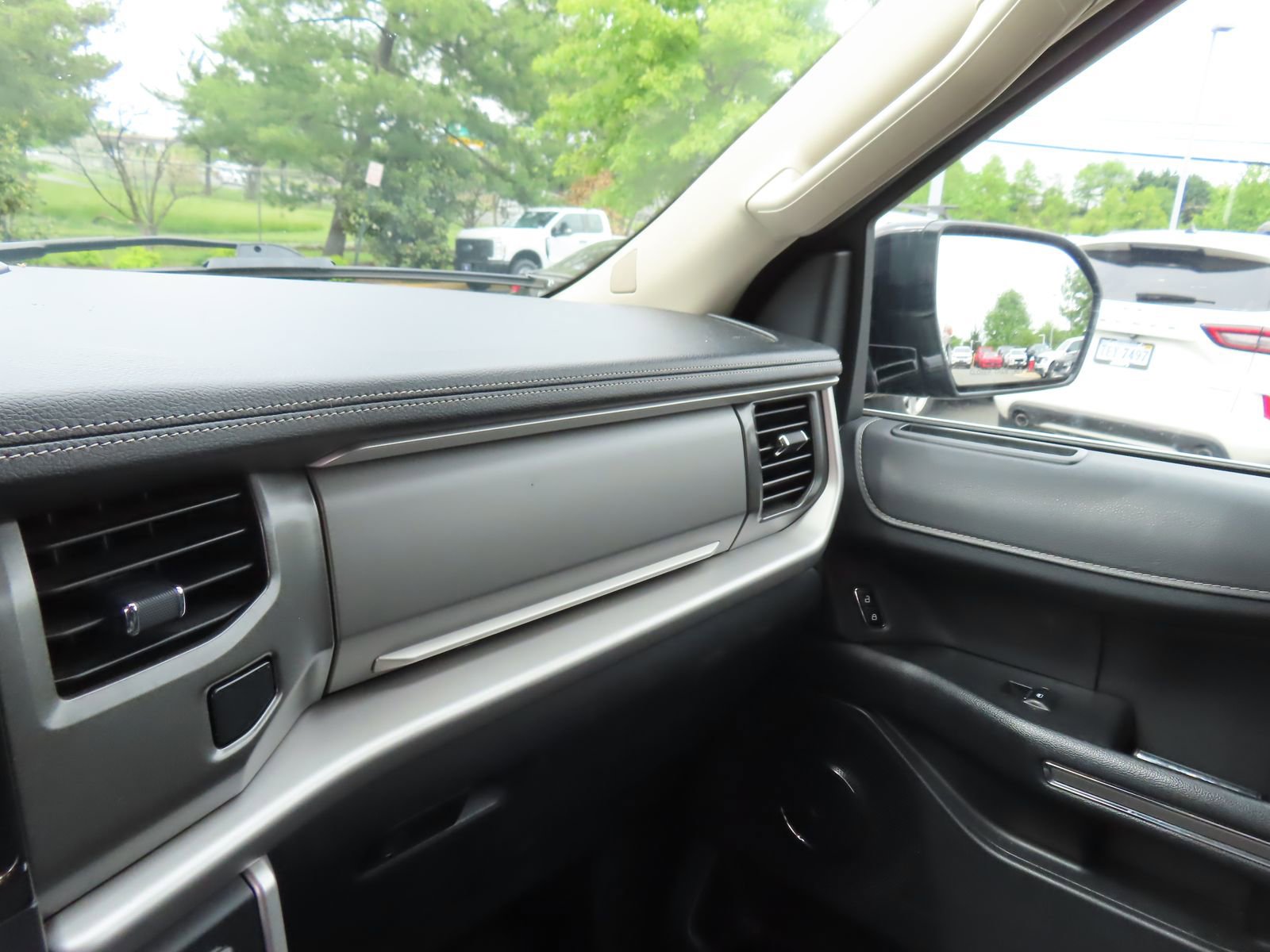 Used 2024 Ford Expedition XLT AWD/4WD image 23
