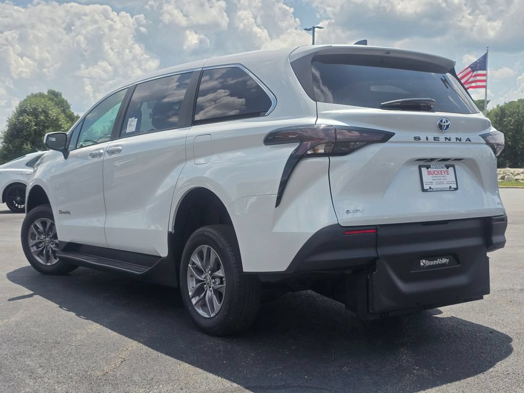 Used 2025 Toyota Sienna XLE FWD image 16
