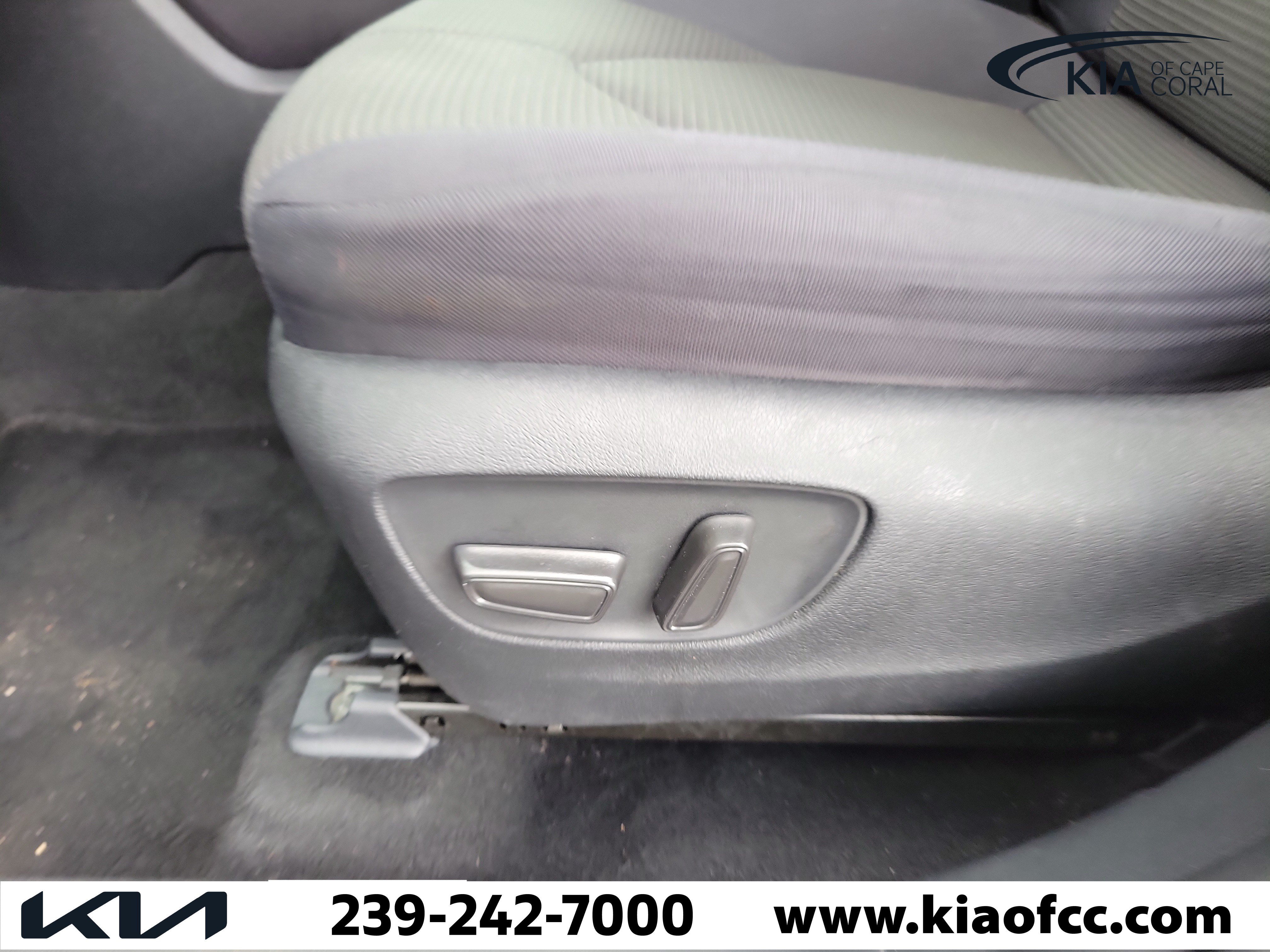 Used 2021 Toyota Highlander LE FWD image 22