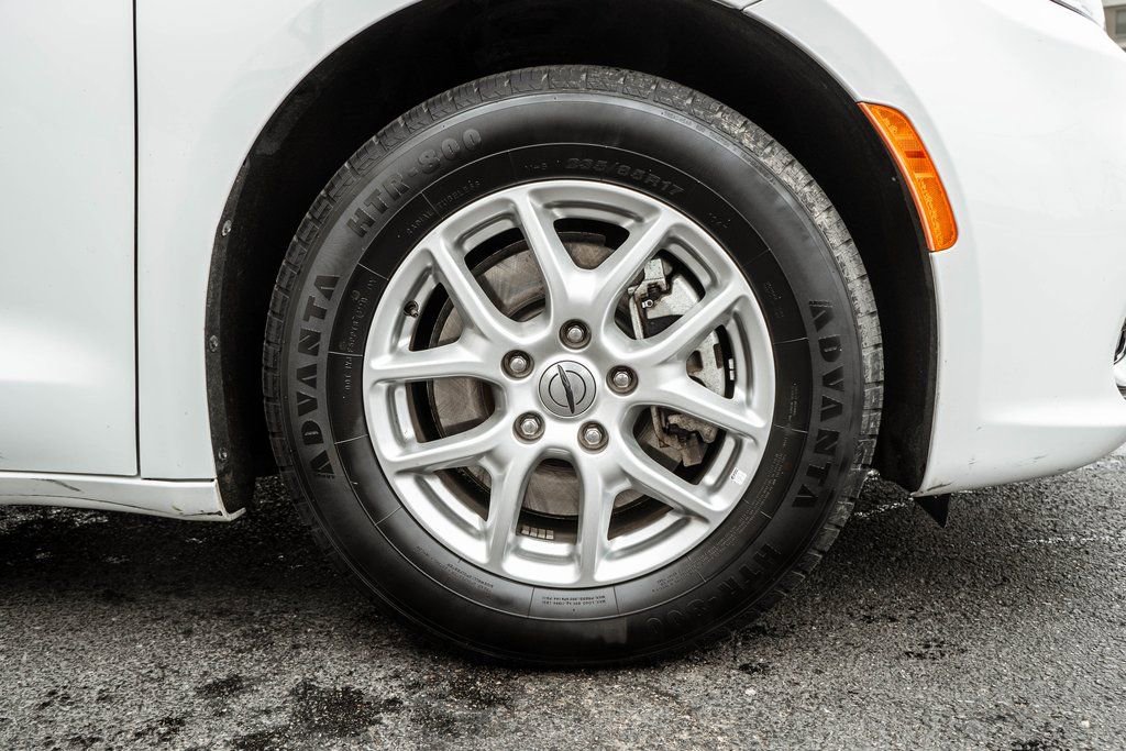 Used 2023 Chrysler Pacifica Touring-L FWD image 4