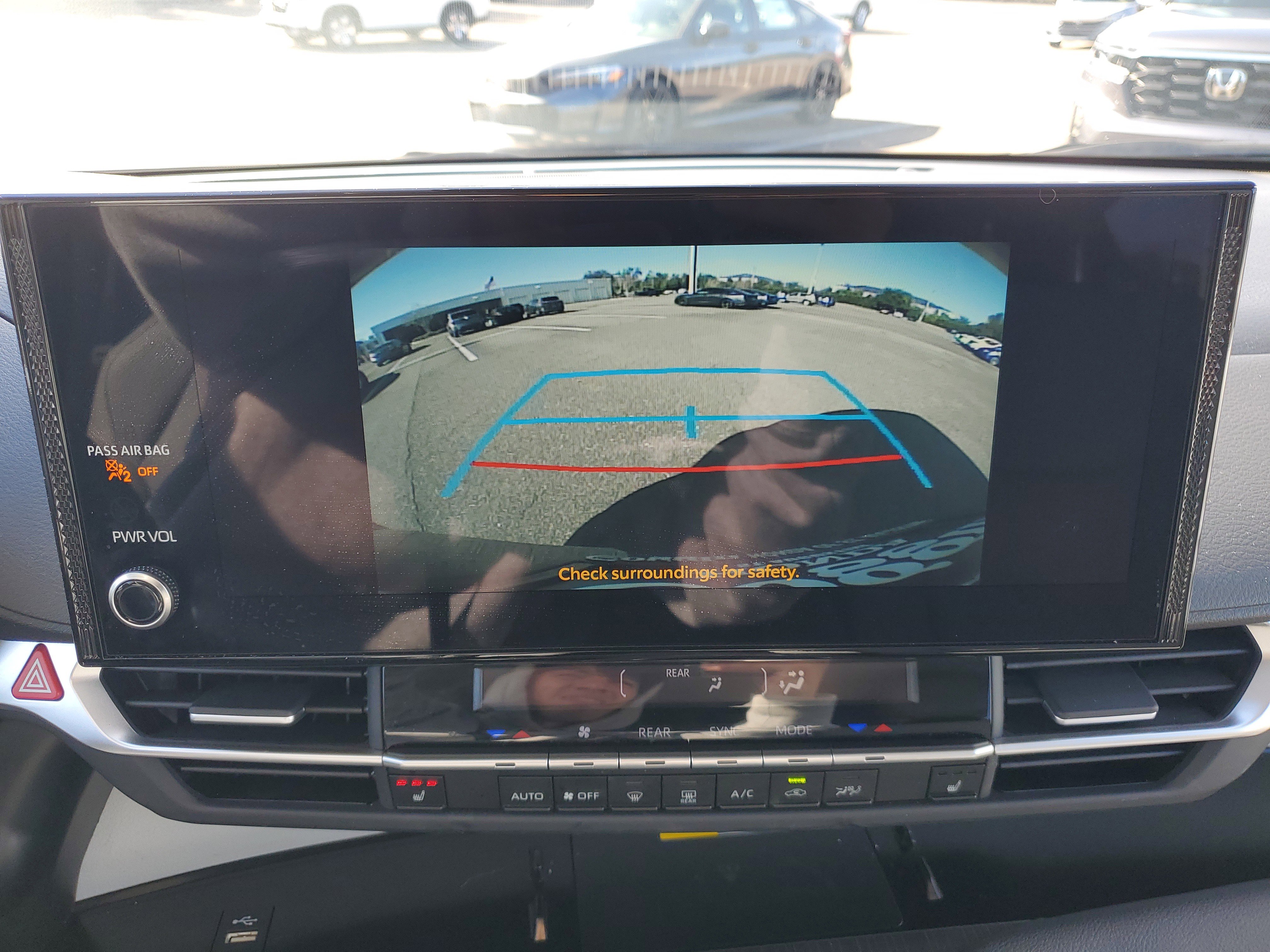 Used 2025 Toyota Sienna XLE image 4