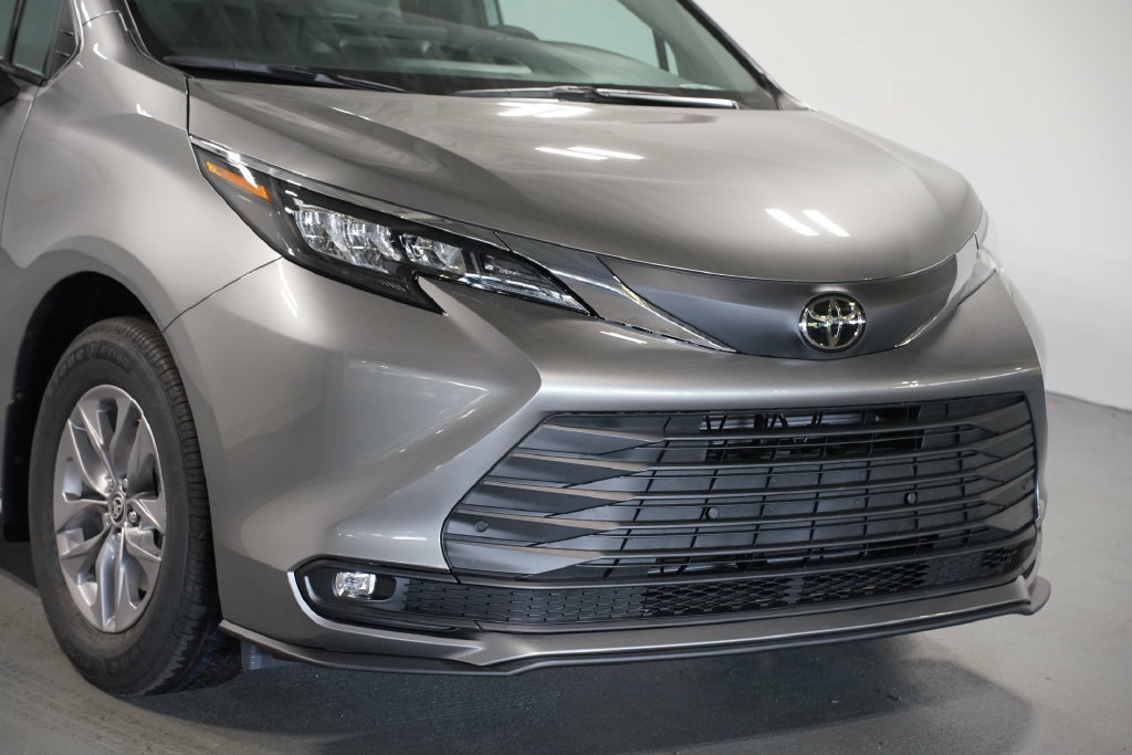 New 2026 Toyota Sienna XLE FWD image 4