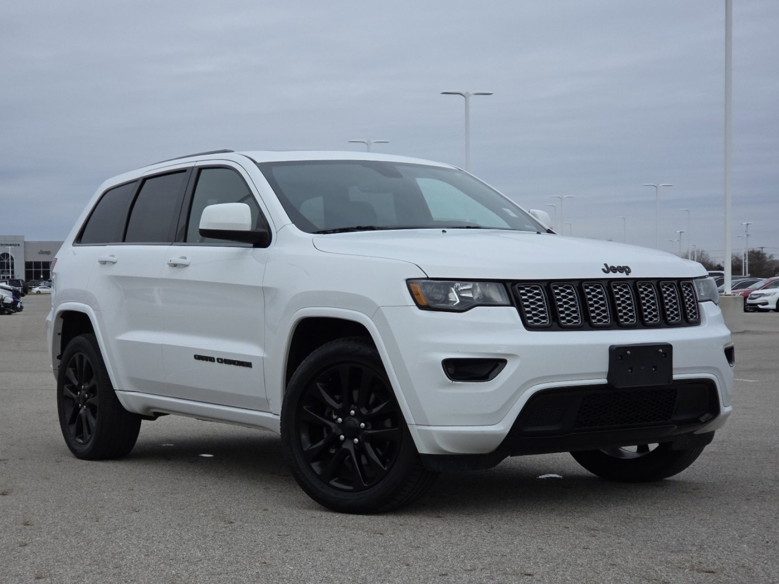 Used 2019 Jeep Grand Cherokee Altitude image 2