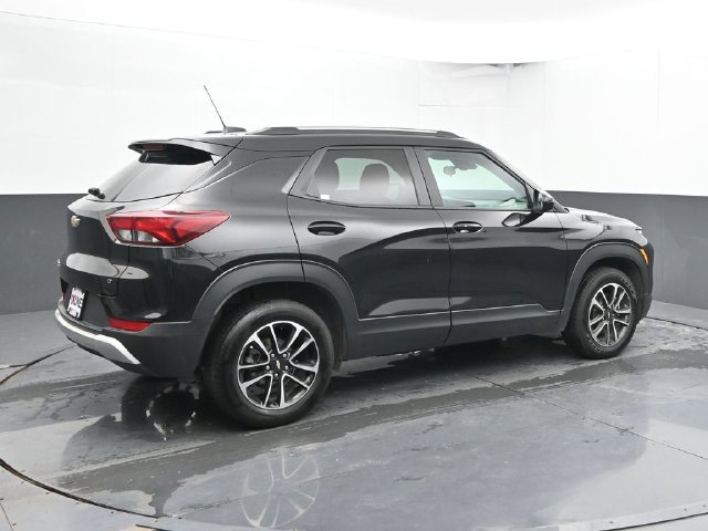 Used 2025 Chevrolet TrailBlazer LT AWD/4WD image 2