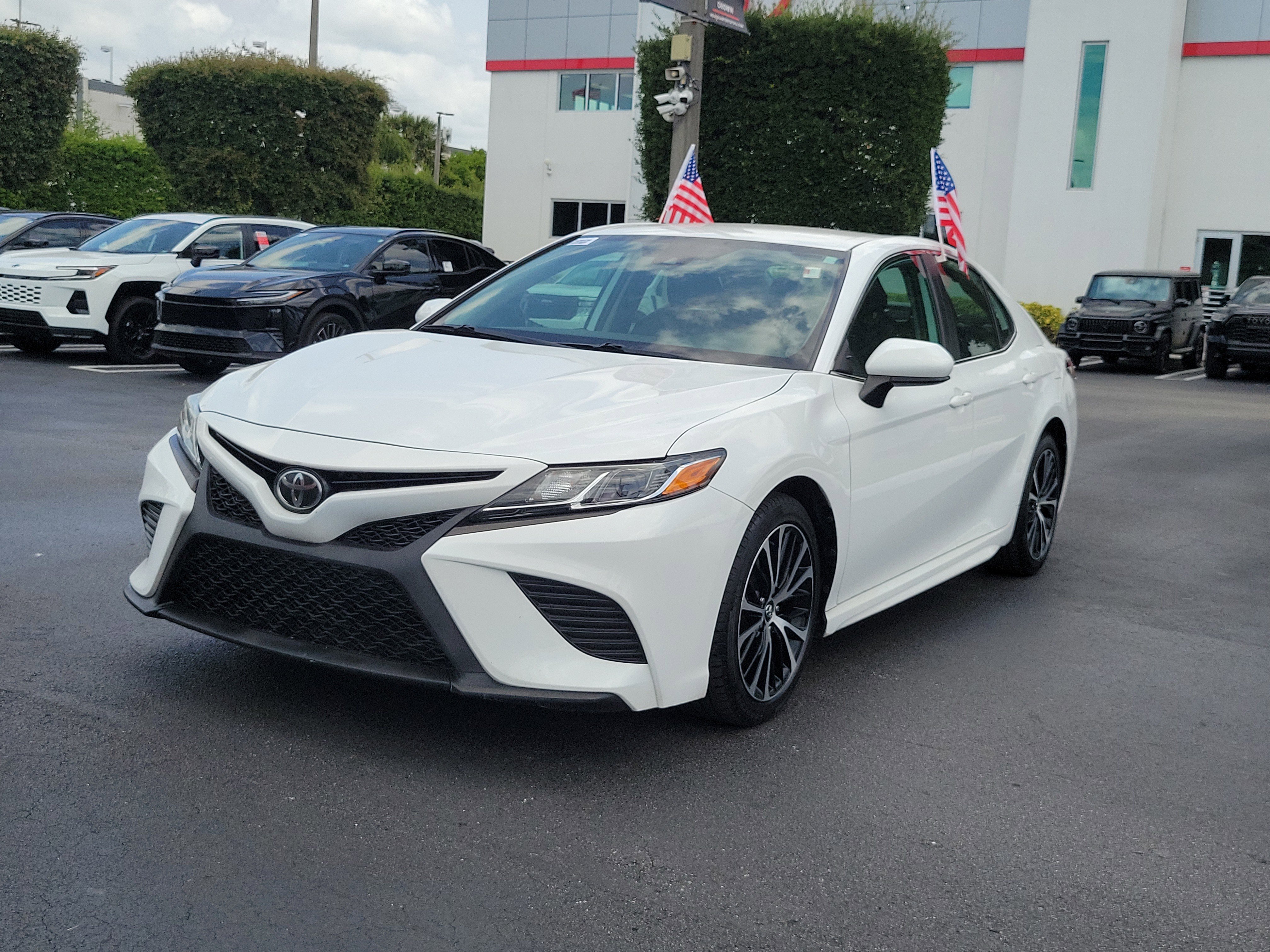 Used 2020 Toyota Camry SE FWD image 6