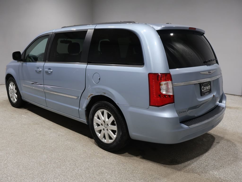 Used 2013 Chrysler Town & Country Touring image 4