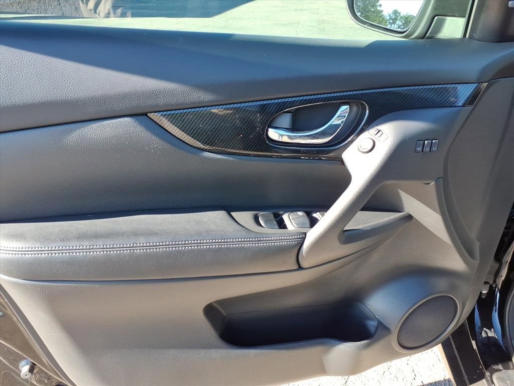 Used 2017 Nissan Rogue SL w/ SL Premium Package image 16