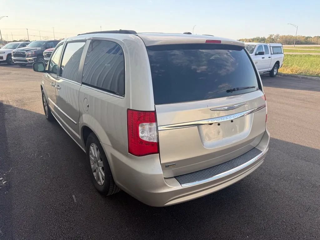 Used 2015 Chrysler Town & Country Touring FWD image 6