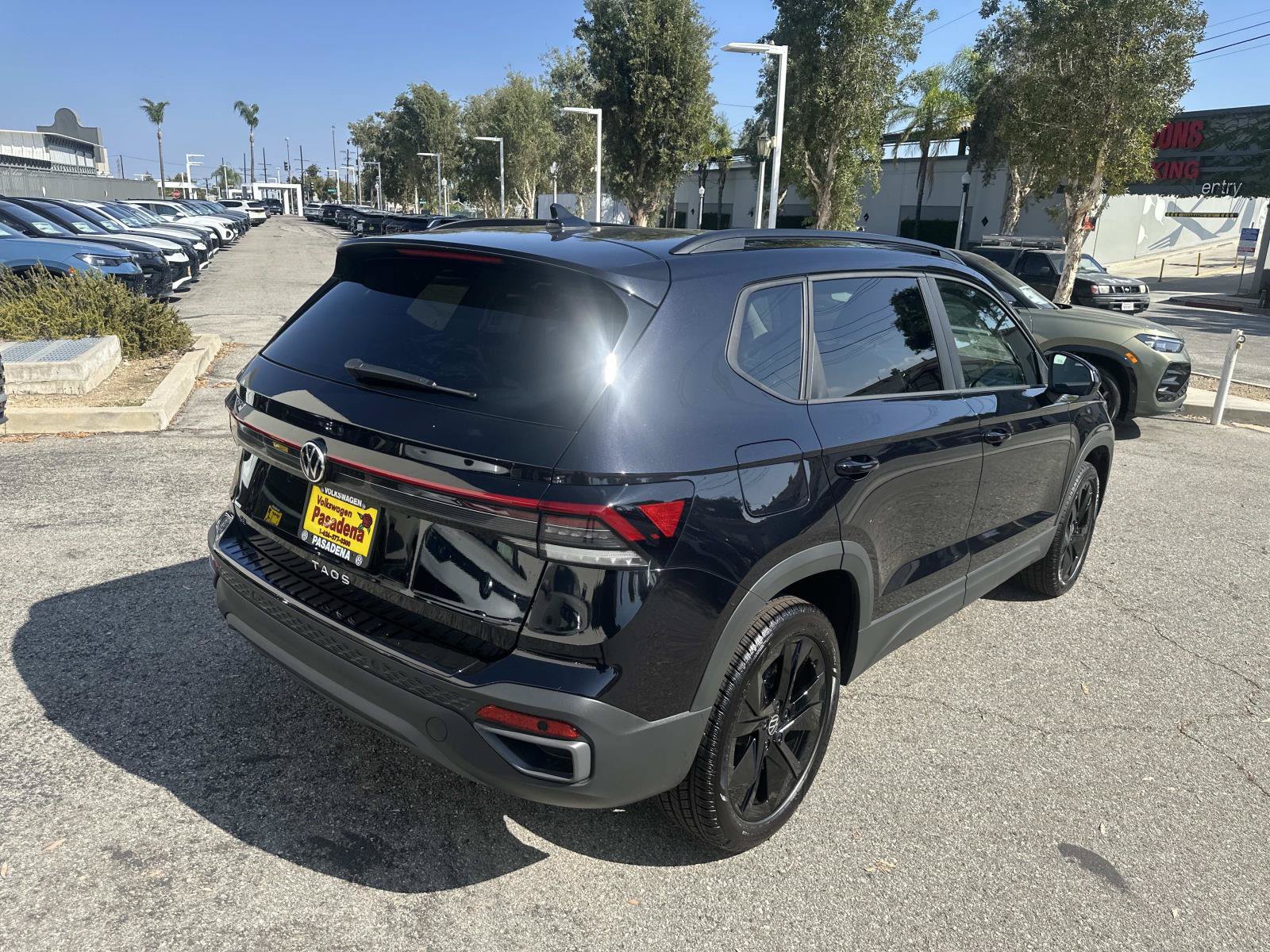 New 2027 Volkswagen Taos SE FWD image 4