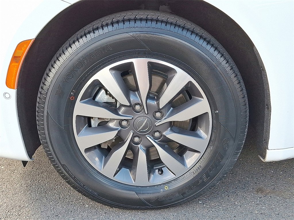 Used 2022 Chrysler Pacifica Touring-L w/ Uconnect Theater Family Group image 8