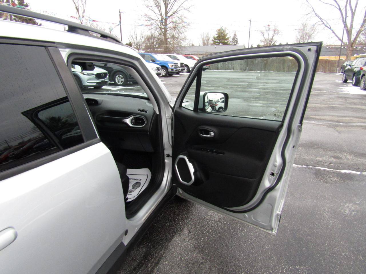 Used 2018 Jeep Renegade Latitude w/ Cold Weather Group FWD image 25