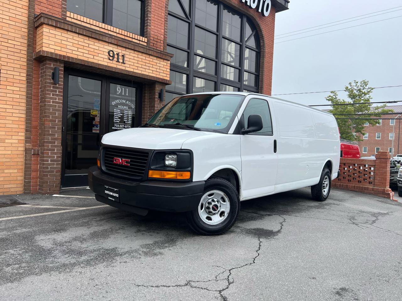 Used 2009 GMC Savana 3500 Extended RWD image 2