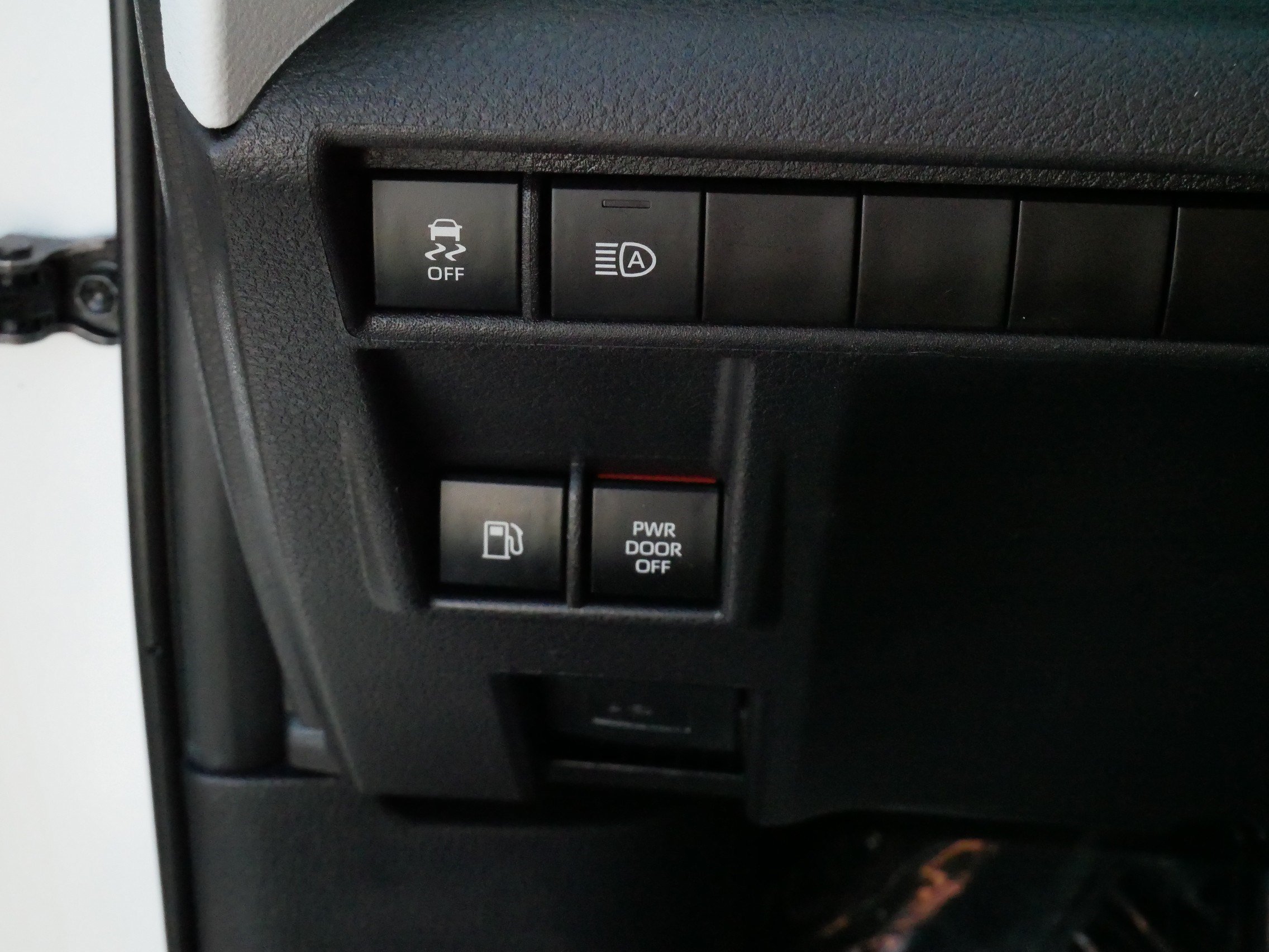 Certified 2025 Toyota Sienna LE FWD image 28