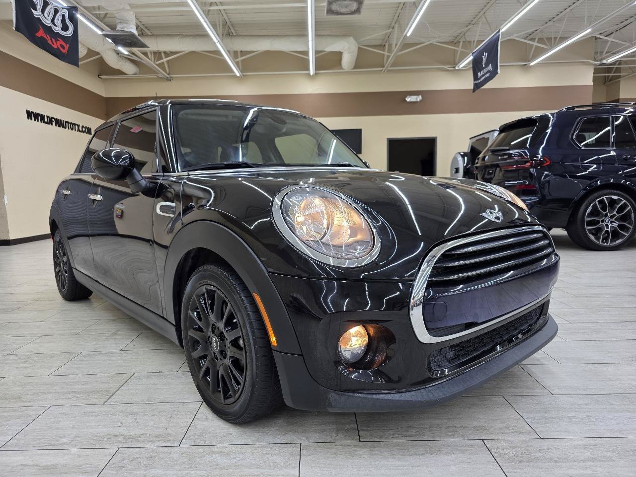 Used 2018 MINI Cooper 4-Door Hardtop w/ Signature Line Package FWD image 4