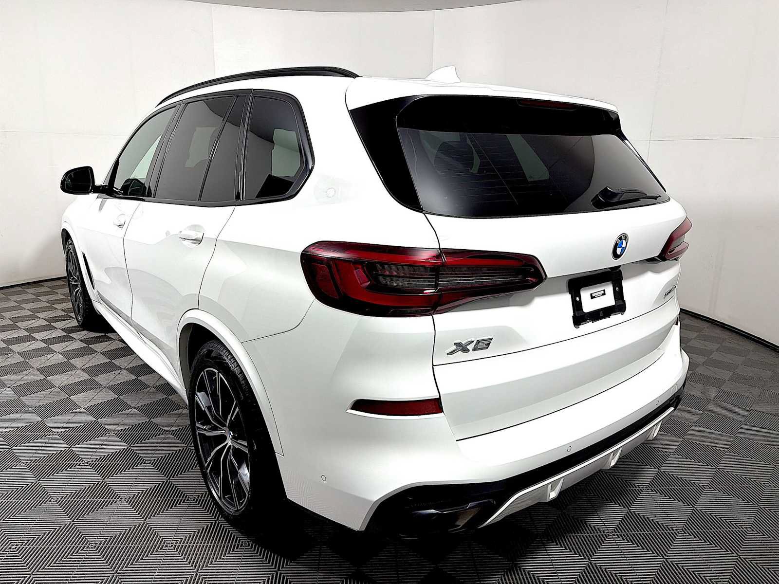 Certified 2023 BMW X5 xDrive40i w/ M Sport Package AWD/4WD image 5