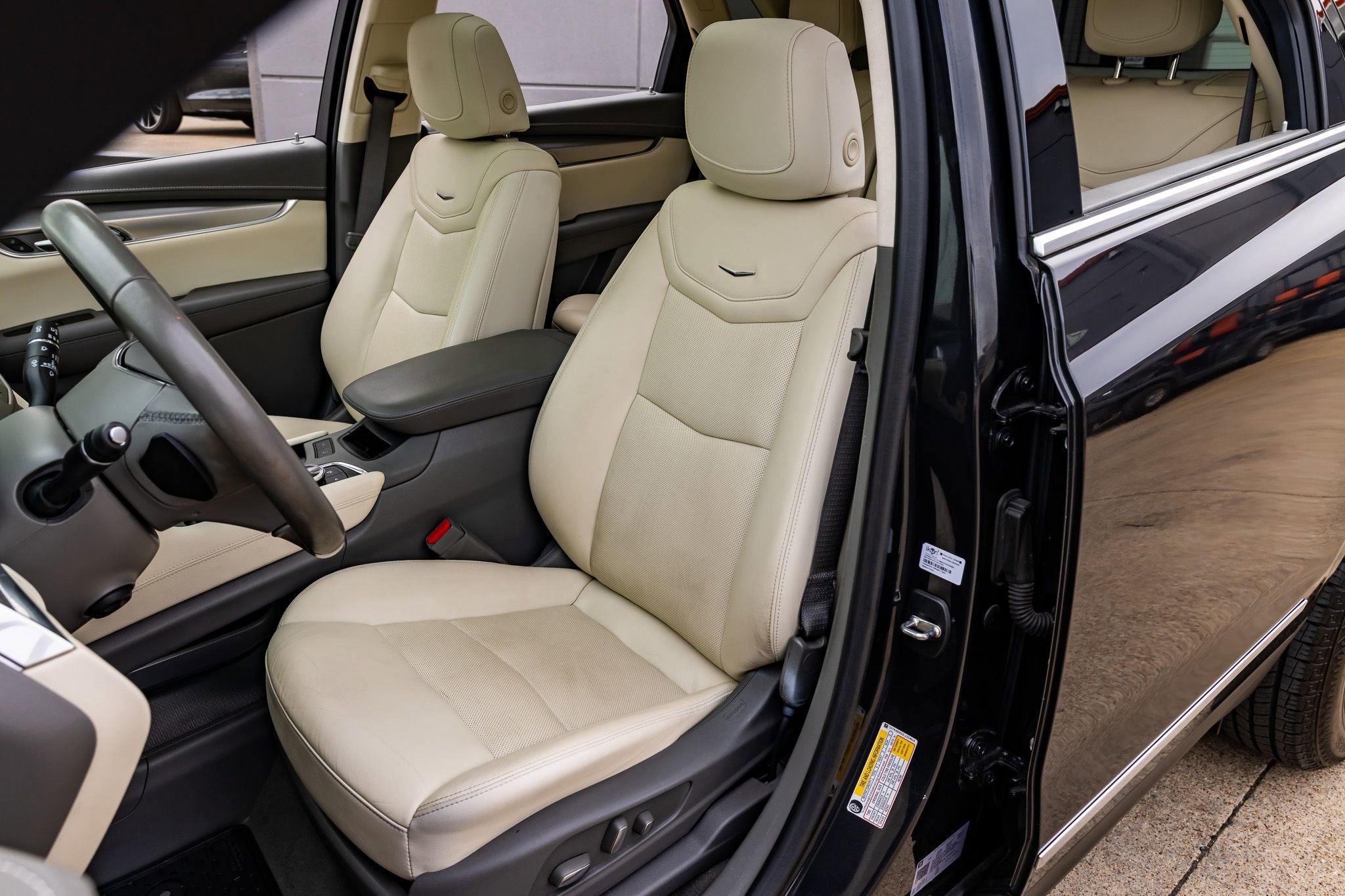 Used 2020 Cadillac XT5 Premium Luxury w/ LPO, Floor Liner Package image 25