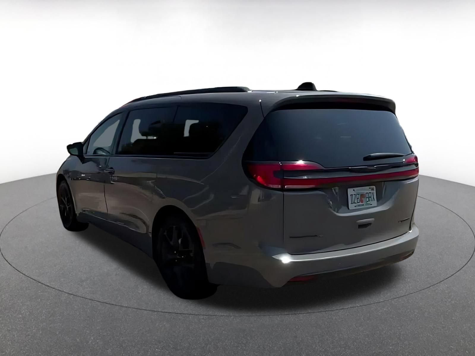 Used 2025 Chrysler Pacifica Limited FWD image 10