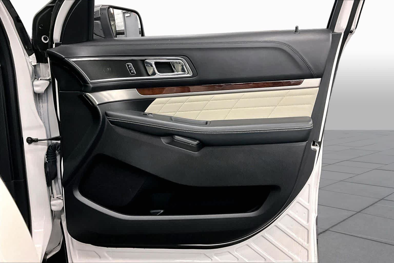Used 2018 Ford Explorer Platinum AWD/4WD image 22