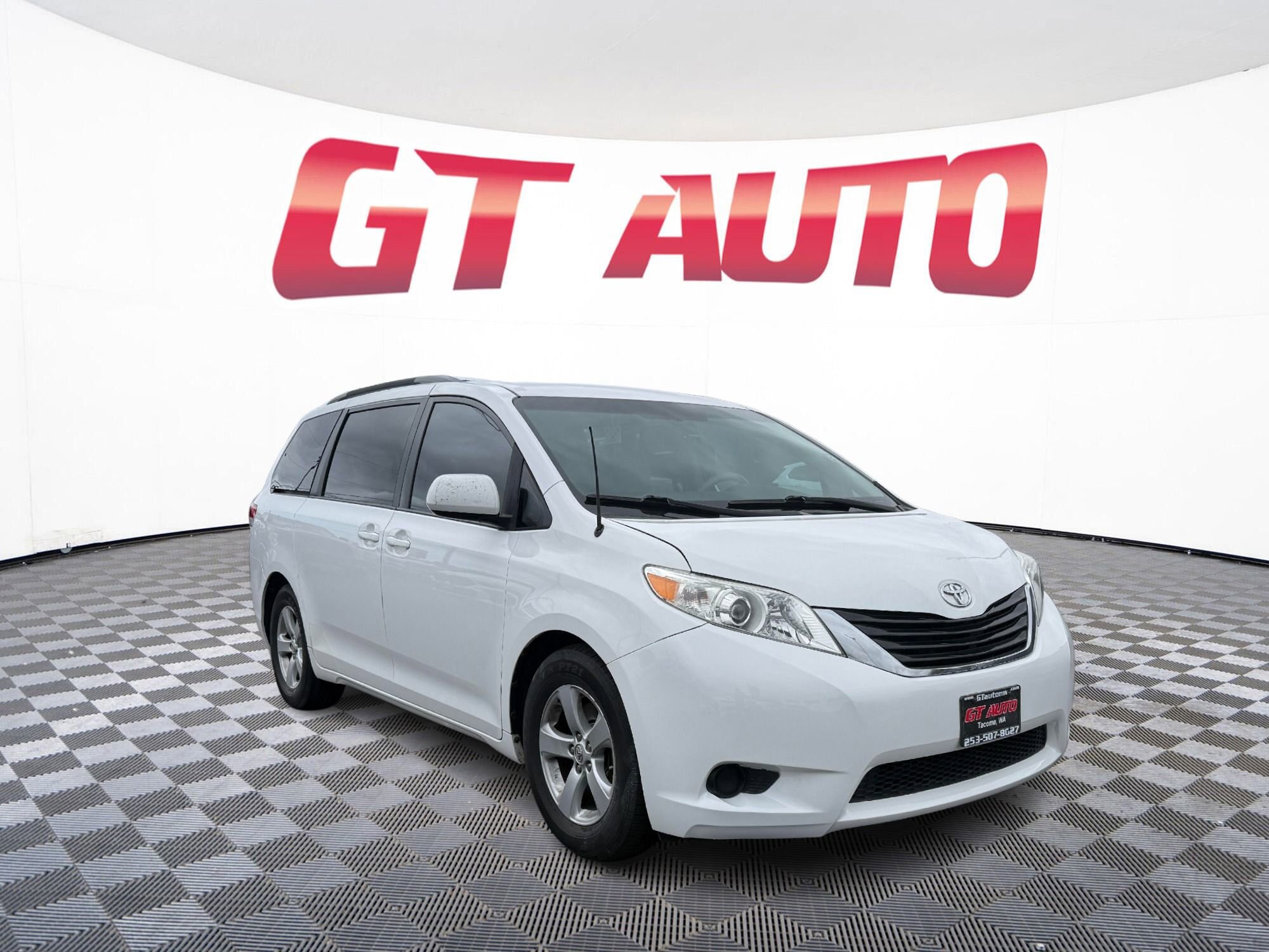 Used 2014 Toyota Sienna LE FWD image 1