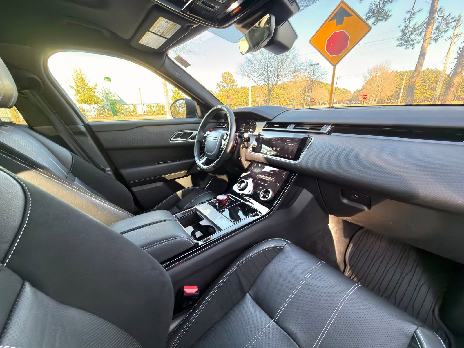 Used 2019 Land Rover Range Rover Velar R-Dynamic SE image 19