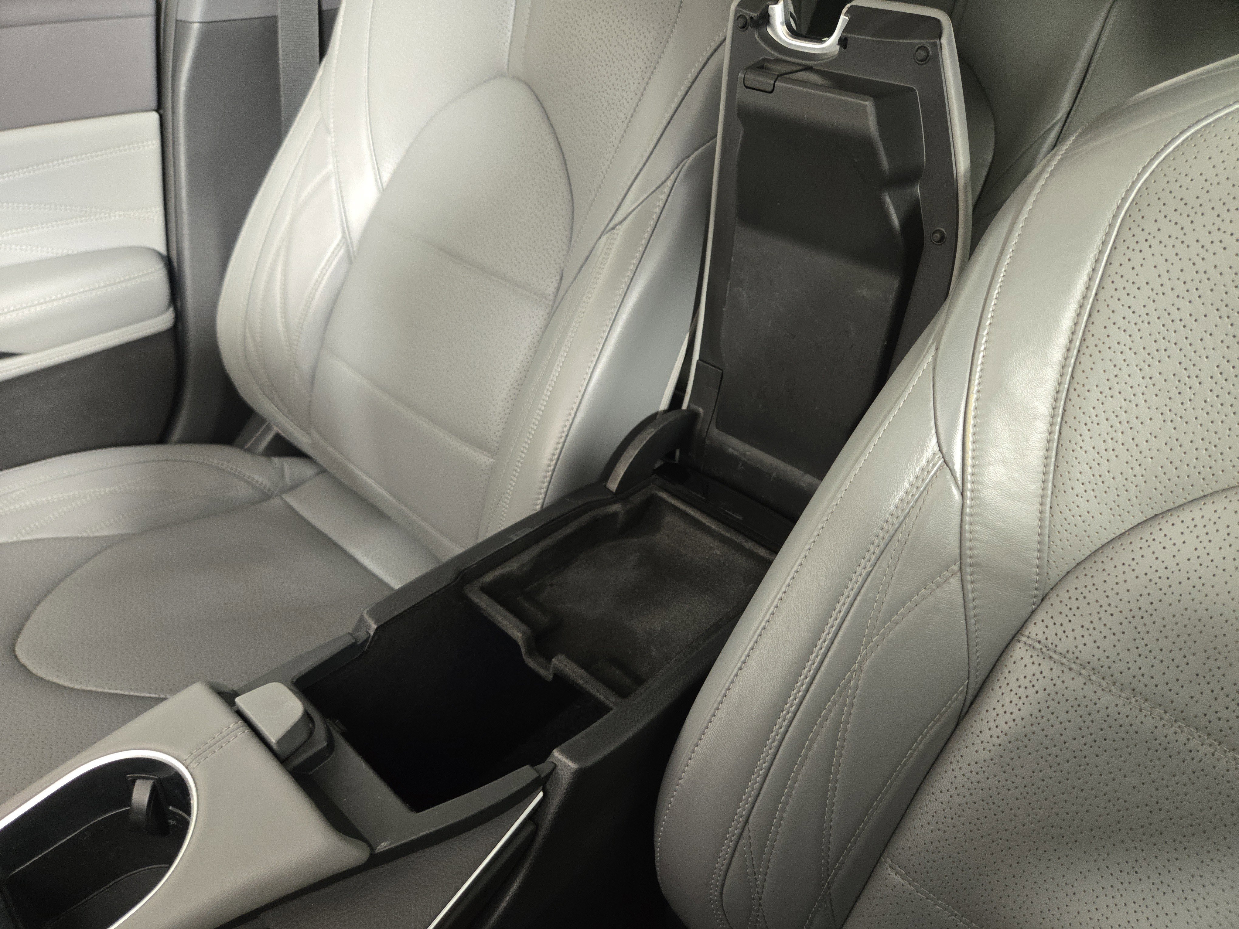 Used 2019 Toyota Avalon Limited image 27