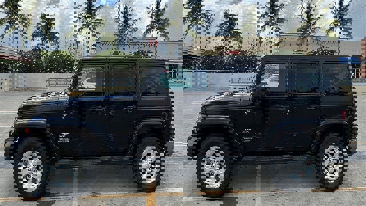 Used 2013 Jeep Wrangler Unlimited Sahara image 2