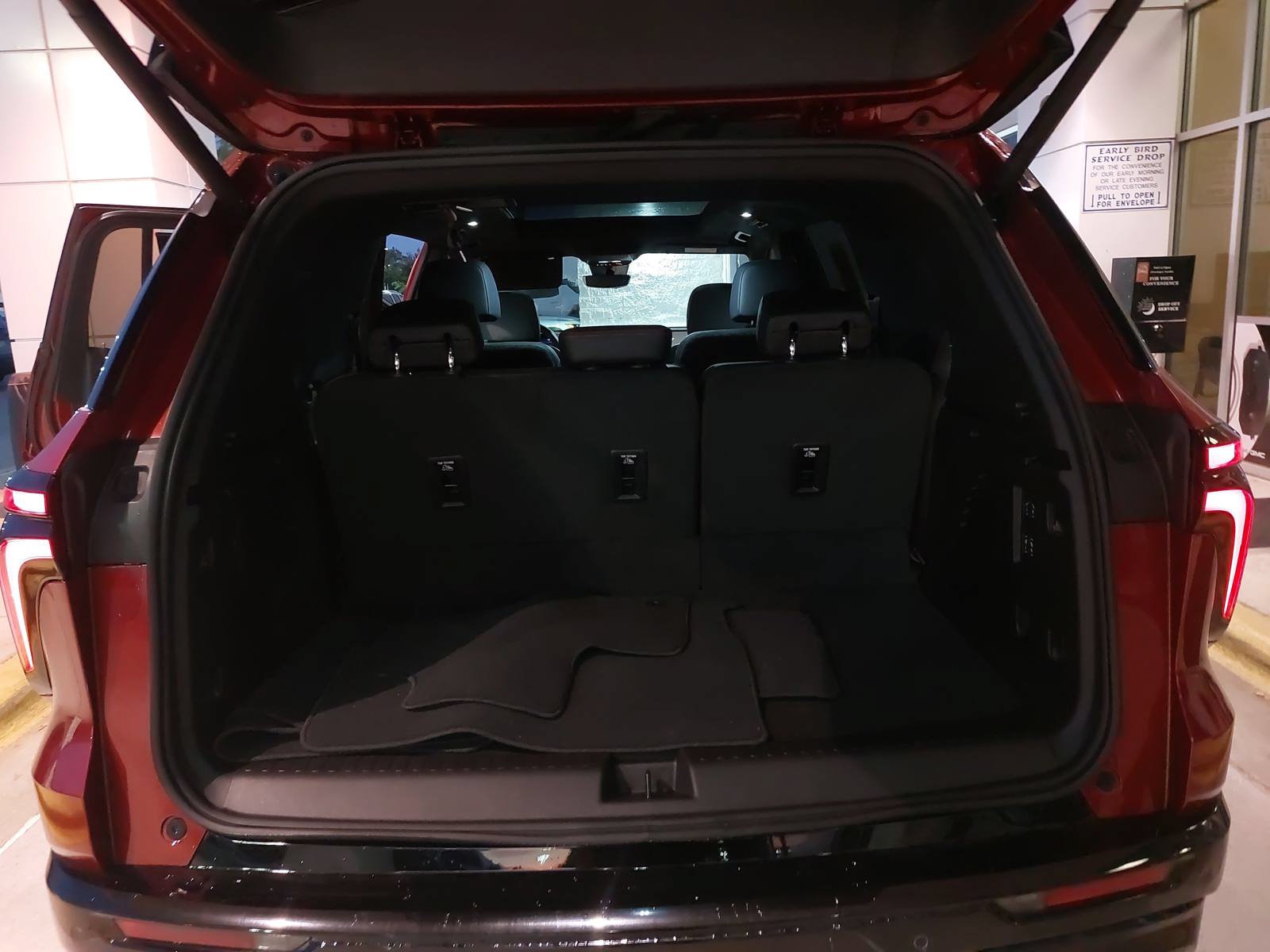 Used 2025 Chevrolet Traverse RS FWD image 12