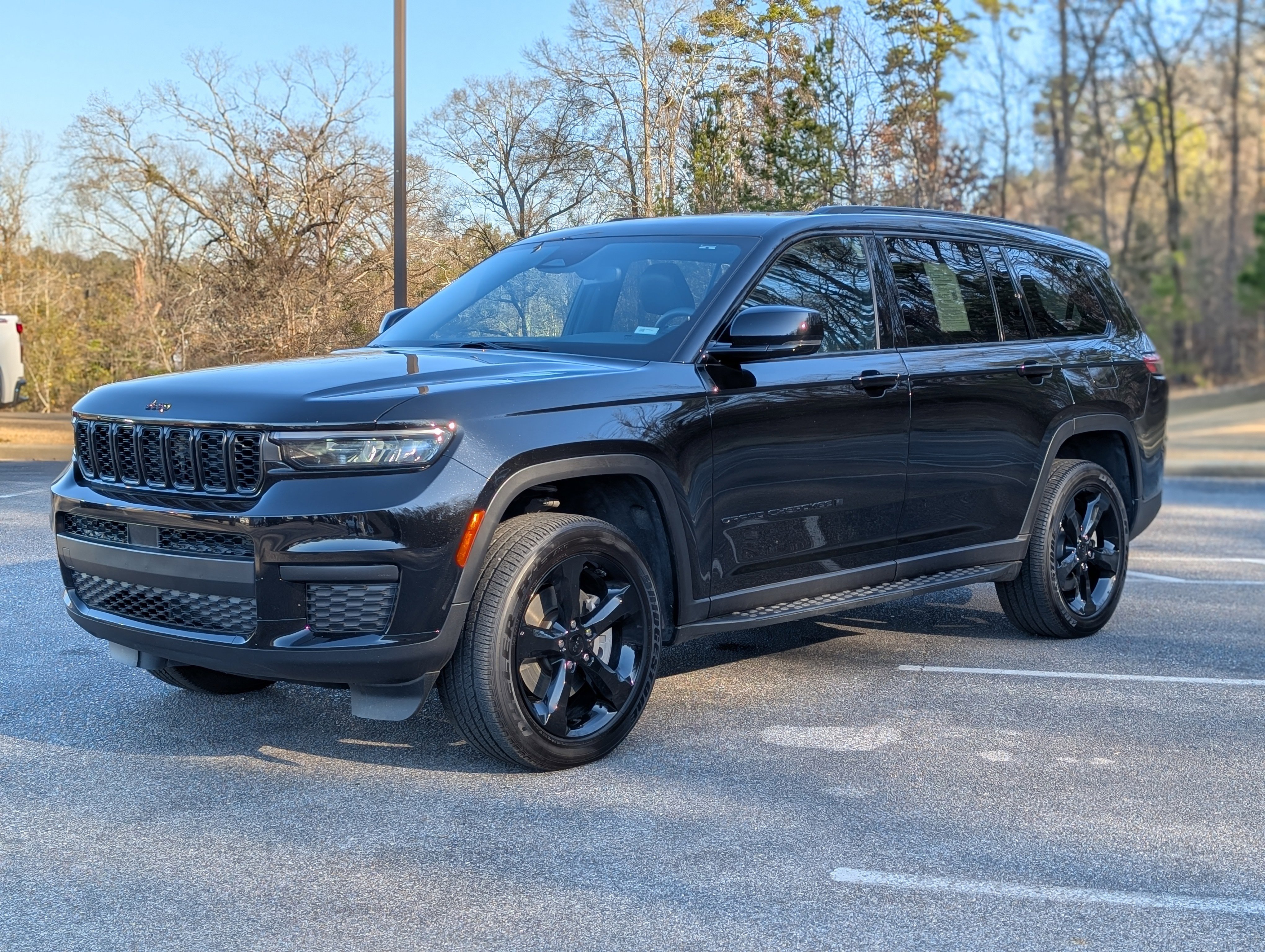 Used 2024 Jeep Grand Cherokee L Laredo image 5