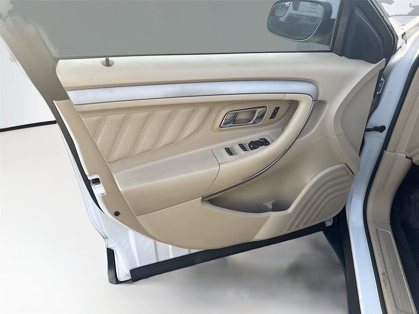 Used 2017 Ford Taurus SEL FWD image 9