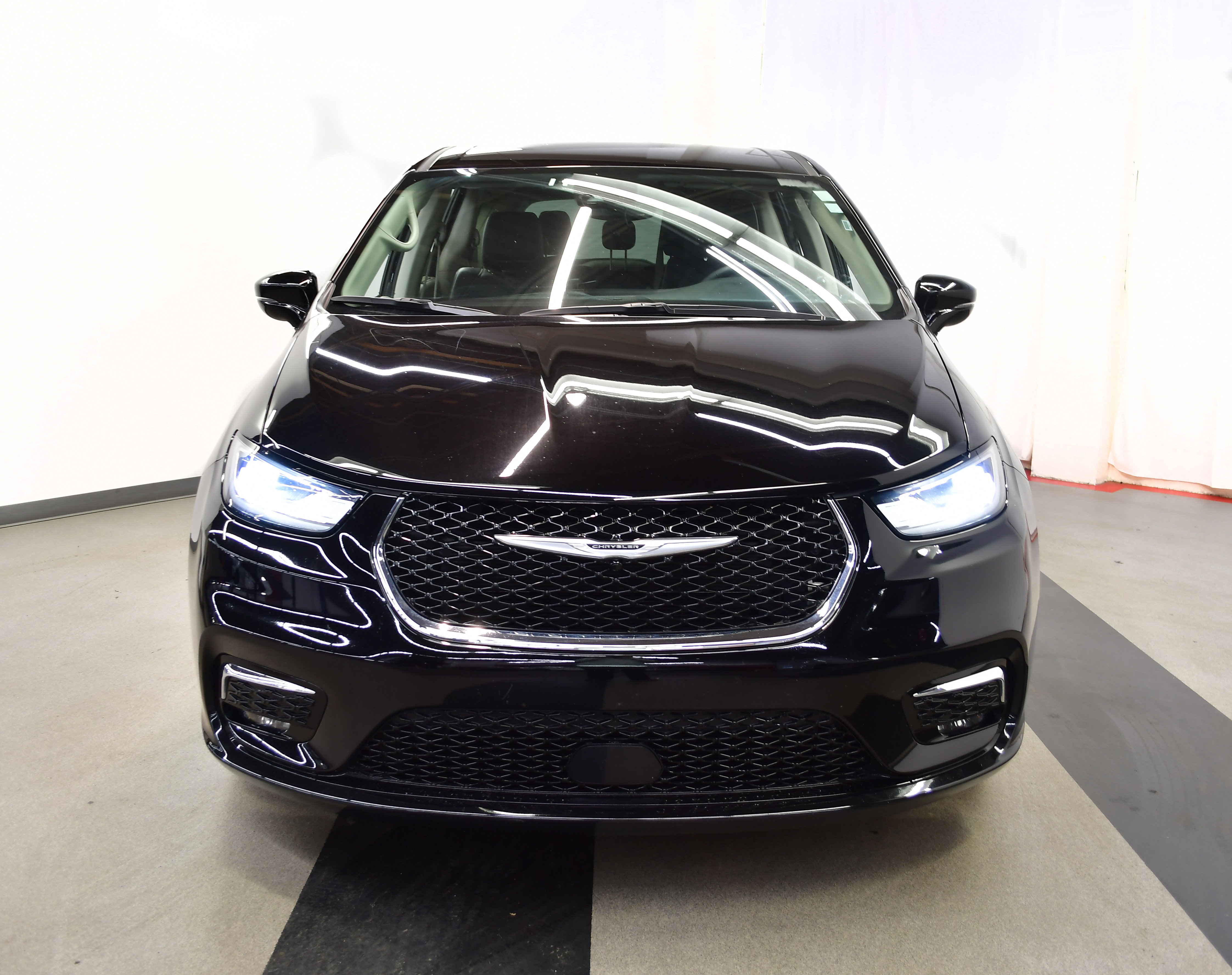 Used 2024 Chrysler Pacifica Touring-L image 3
