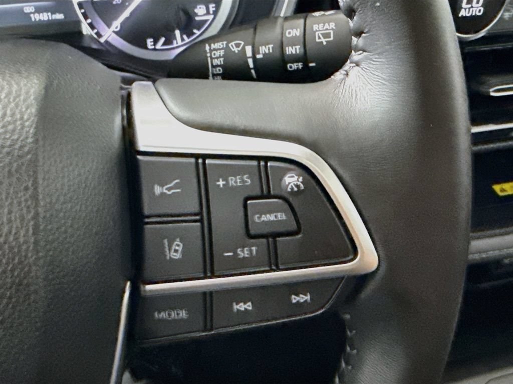 Used 2023 Toyota Highlander XSE AWD/4WD image 12