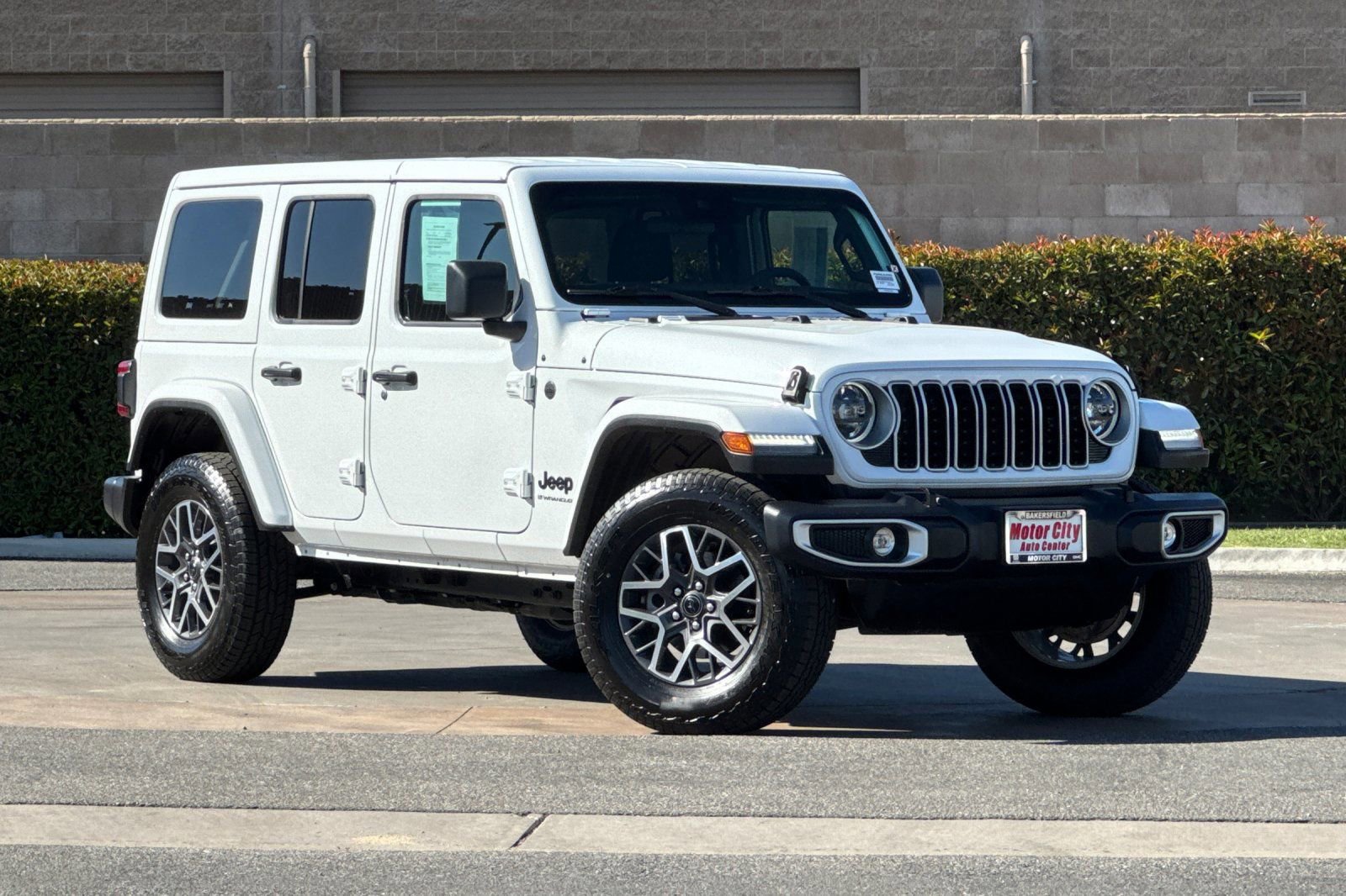 Used 2025 Jeep Wrangler Unlimited Sahara AWD/4WD image 2