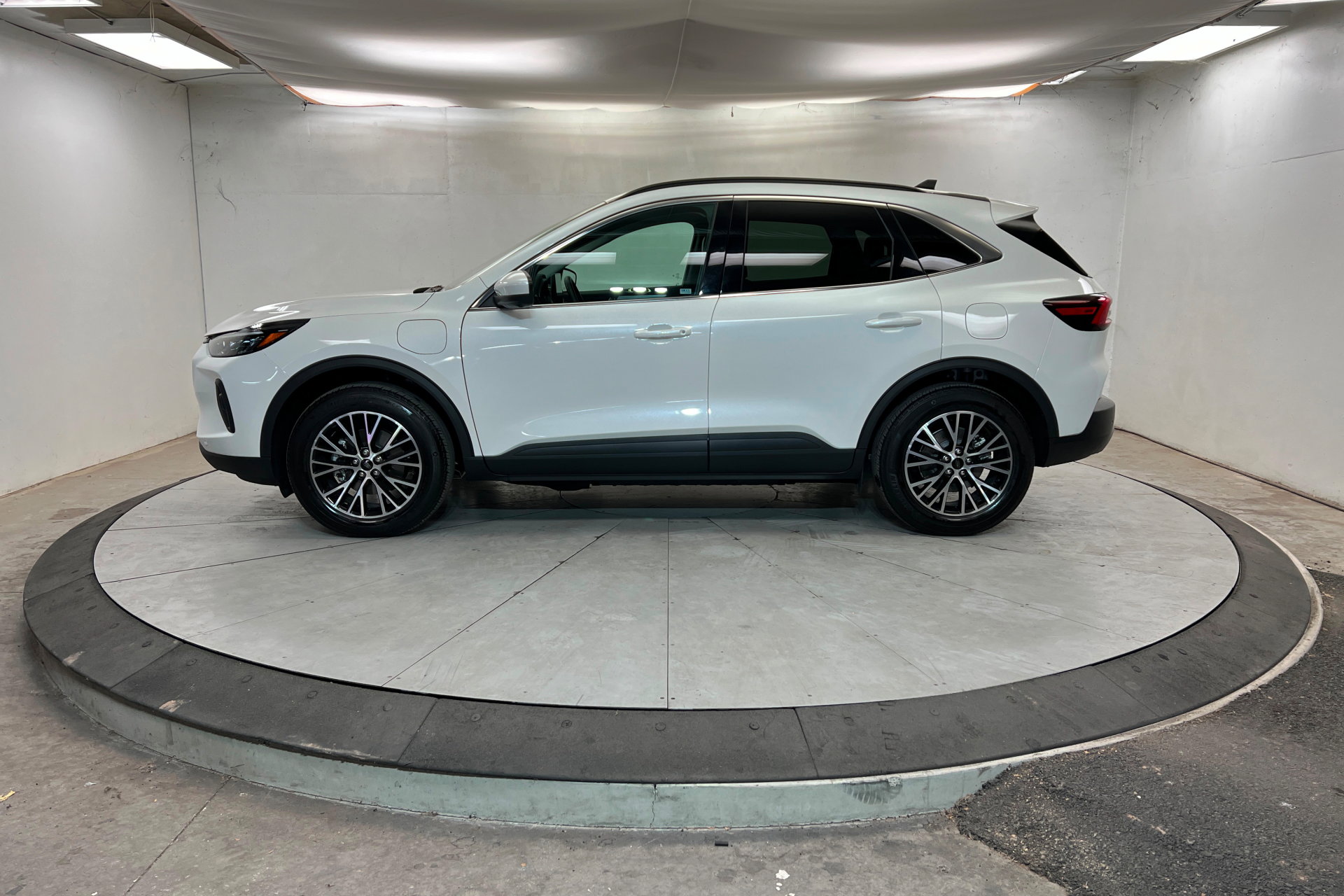 Used 2025 Ford Escape SE w/ PHEV Premium Package image 2